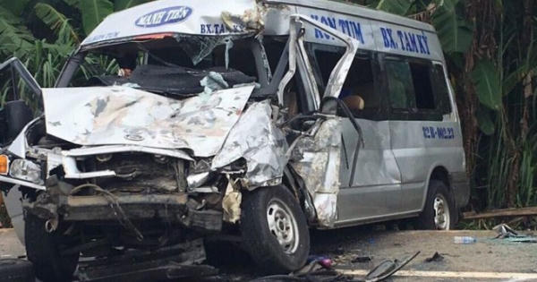 2 xe khách tông trực diện làm 14 người thương vong