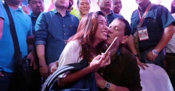 Tổng thống Philippines: Tôi có 2 vợ và 2 bạn gái