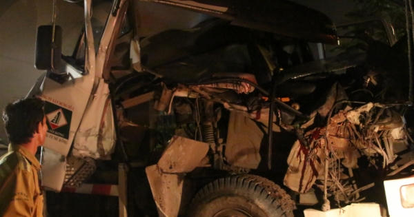 Tài xế ngủ gật, xe bồn lao thẳng vào hai xe tải đang sửa chữa bên lề đường