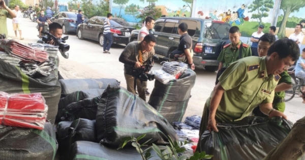 Hà Nội: Phát hiện xưởng sản xuất và thu giữ hơn 5.000 bộ quần áo giả nhãn mác các thương hiệu lớn