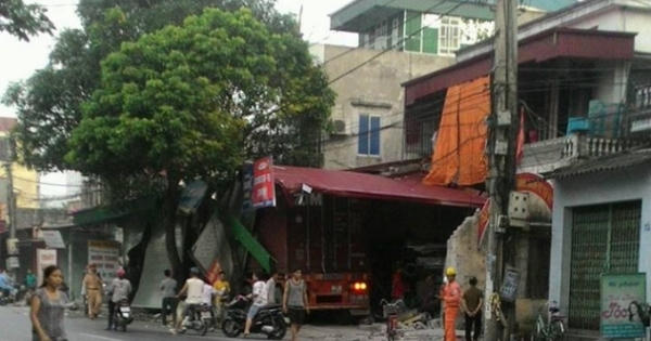 Hải Dương: Container đâm xuyên 4 nhà dân khiến nhiều người khiếp vía