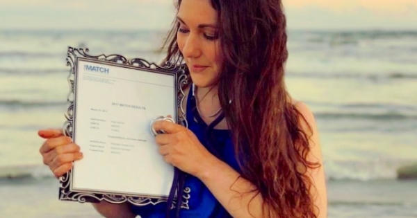 Cô gái khiến mọi người ‘choáng’ vì kết hôn với tấm bằng tiến sĩ Cô gái khiến mọi người ‘choáng’ vì kết hôn với tấm bằng tiến sĩ