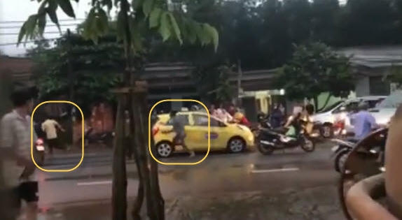Điều khiển xe taxi làm vung nước, tài xế bị 3 thanh niên đánh hội đồng