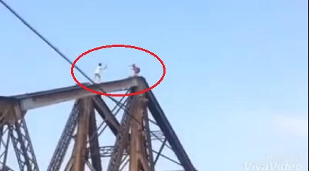 Clip: Coi thường mạng sống, hai thanh niên "diễn xiếc" trên nóc cầu Long Biên
