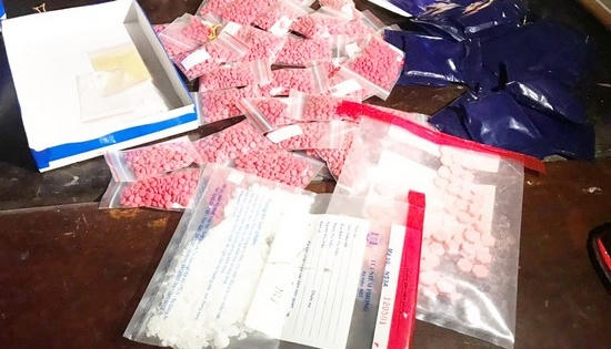 Tóm gọn đối tượng buôn “hàng trắng” thủ sẵn súng quân dụng trong người