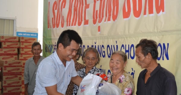 Khám bệnh miễn phí và tặng quà 300 hộ nghèo xã đảo Thạnh An