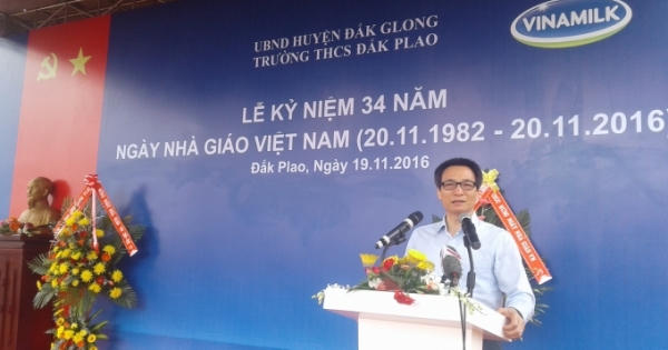 Phó Thủ tướng Vũ Đức Đam thăm, tặng quà giáo viên và học sinh huyện Đắk G'long