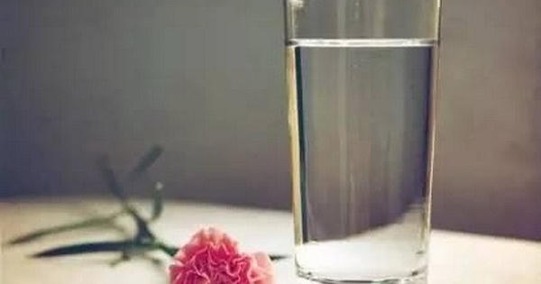 Uống ít nước gây hại cơ thể không kém gì bạn hút thuốc lá