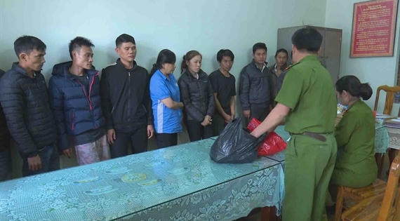 Bắt quả tang nhiều đối tượng đang đánh bạc