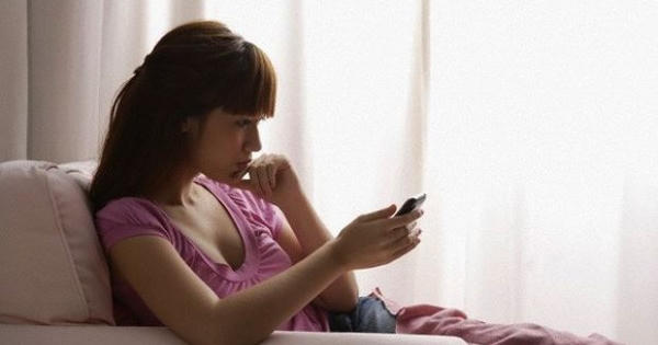 Đọc trộm tin nhắn trên điện thoại có thể bị phạt tù đến 3 năm