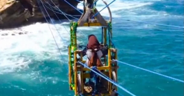 "Đột nhập" hòn đảo giữa biển bằng kiểu đi cáp treo lạ chưa từng thấy