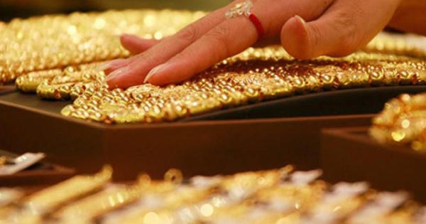 Giá vàng hôm nay 17/10: Tiếp tục đà tăng mạnh