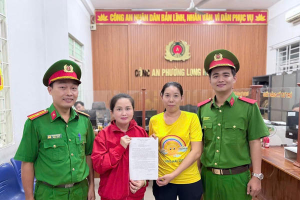 Công an phường Long Hưng, Tỉnh Đồng Nai hỗ trợ người dân hoàn trả lại tiền chuyển khoản nhầm