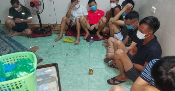 Đại úy công an bị bắt khi đang xóc đĩa