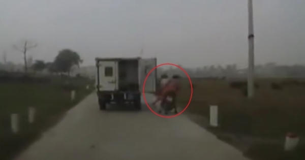 Xe chở phạm nhân quên đóng cửa thùng gây tai nạn