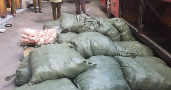 Quảng Ninh: CSGT kiểm tra phát hiện xe khách chở 1700kg thịt vịt không rõ nguồn gốc