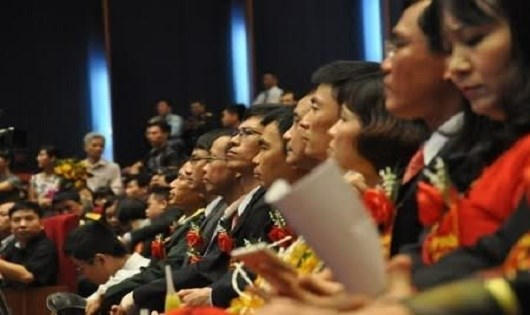 Dự thảo tiêu chuẩn giáo sư, phó giáo sư: E ngại 'bình mới, rượu cũ' Dự thảo tiêu chuẩn giáo sư, phó giáo sư: E ngại 'bình mới, rượu cũ'