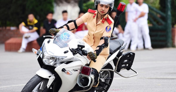 Xem nữ sinh cảnh sát múa côn nhị khúc và lái xe mô tô