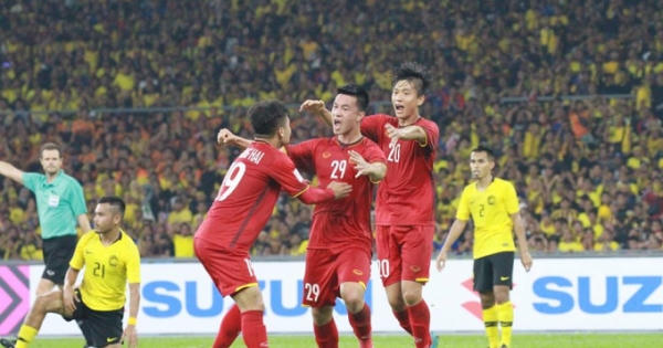 Hàng loạt "mạnh thường quân" hứa thưởng lớn tiếp lửa cho ĐT Việt Nam vô địch AFF Cup 2018 Hàng loạt "mạnh thường quân" hứa thưởng lớn tiếp lửa cho ĐT Việt Nam vô địch AFF Cup 2018