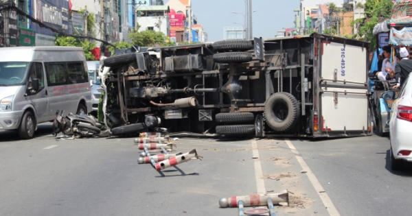 Xe máy chuyển làn ẩu làm xe tải lật ngang dưới chân cầu vượt
