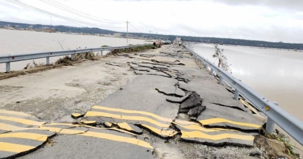 Quốc lộ 49B vỡ nát sau lũ ở Thừa Thiên Huế