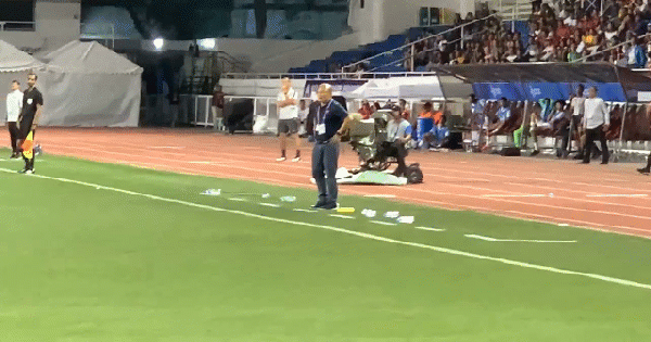 Người hâm mộ phát cuồng với pha ăn mừng của HLV Park Hang Seo với bàn thắng của Hoàng Đức