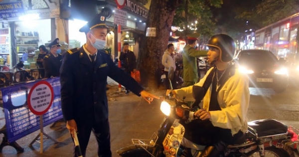 Người dân bỡ ngỡ trong ngày đầu tổ chức thêm 8 phố đi bộ tại Hà Nội