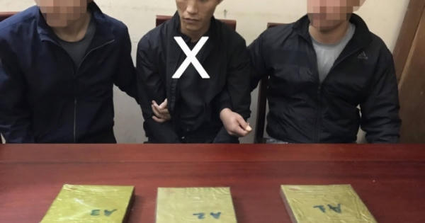 Bắt quả tang con nghiện trên xe khách cùng 3 bánh heroin