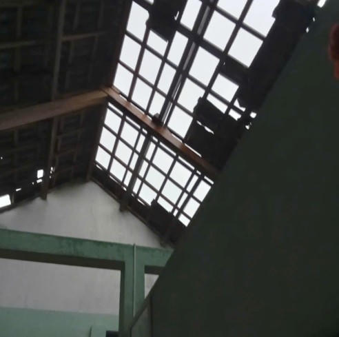 Gió lốc làm tốc mái hàng trăm ngôi nhà ở Quảng Ngãi