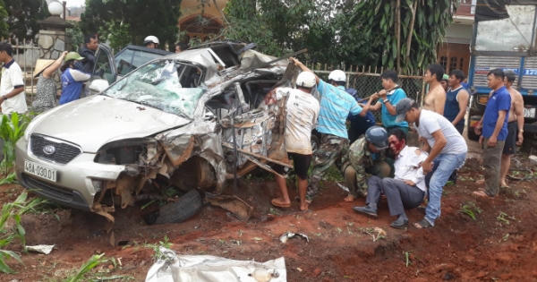 Nóng: Xe tải đấu đầu xe con khiến 5 người thương vong tại Đăk Nông