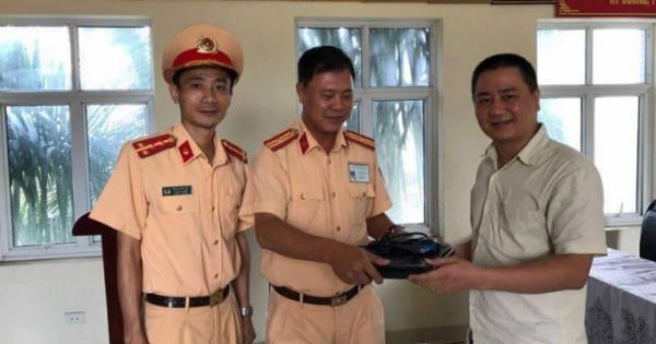 Hà Nội: CSGT trao trả máy tính cùng tiền mặt cho người đánh rơi
