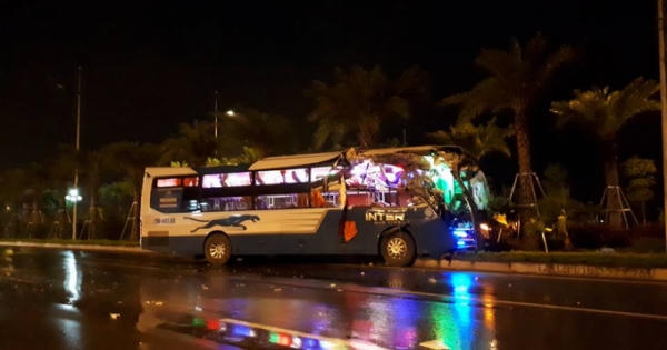 Hà Nội: Đâm vào xe tải, đầu xe khách nát bét đi đón khách du lịch ở sân bay Nội Bài