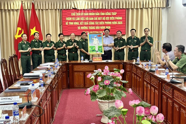 Chủ tịch UBND tỉnh Đồng Tháp thăm, làm việc với Ban Chỉ huy Bộ đội Biên phòng tỉnh Chủ tịch UBND tỉnh Đồng Tháp thăm, làm việc với Ban Chỉ huy Bộ đội Biên phòng tỉnh