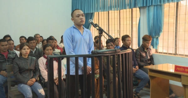 Nhậu say rồi rủ em họ ra sau vườn để hiếp dâm