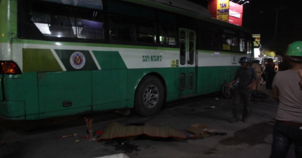 Xe máy chạy ngược chiều, xe buýt đánh lái gấp cán chết người