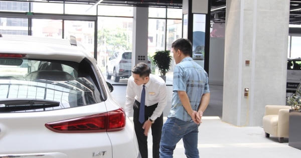 Miễn 50% phí trước bạ: Đại lý lo "cháy hàng", dân lo giá xe tăng trở lại