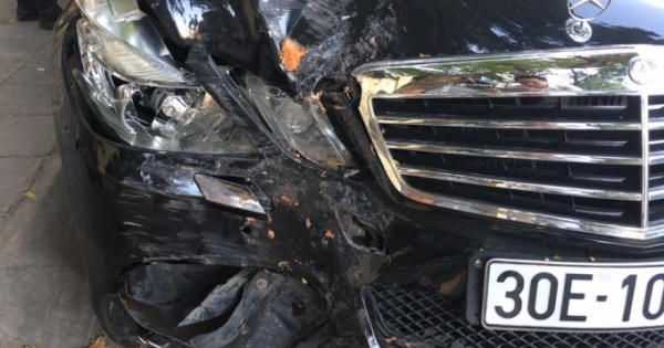 Hà Nội: Xe “điên” đâm liên tiếp xe máy khiến nhiều người bị thương