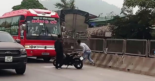 Tạm giữ 2 thanh niên đập vỡ kính, truy đuổi xe khách hàng chục km