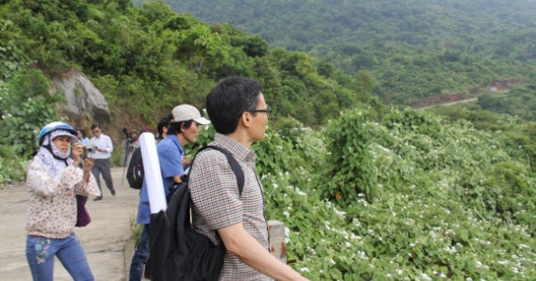 Người dân hoan nghênh Phó Thủ tướng Vũ Đức Đam tới thị sát tại Sơn Trà