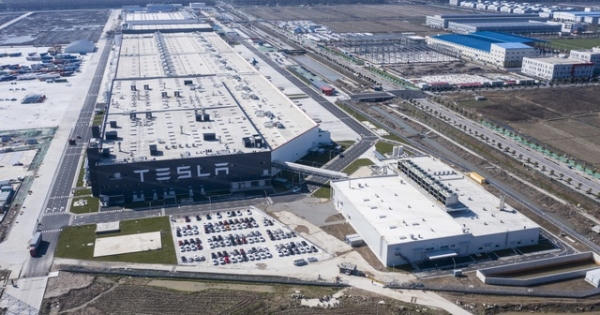 Tesla tạm dừng sản xuất ô tô trên toàn thế giới