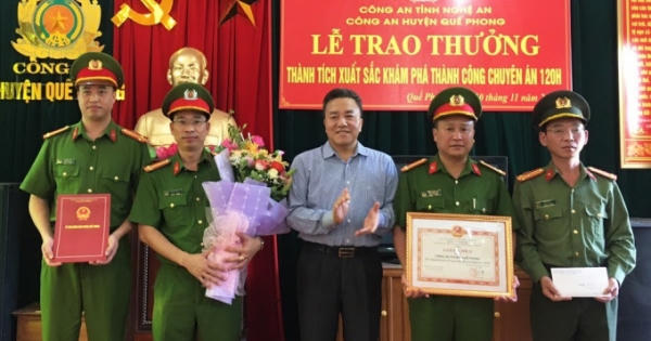 Trao thưởng cho ban chuyên án mật phục tóm gọn 9X cùng 12 bánh heroin Trao thưởng cho ban chuyên án mật phục tóm gọn 9X cùng 12 bánh heroin