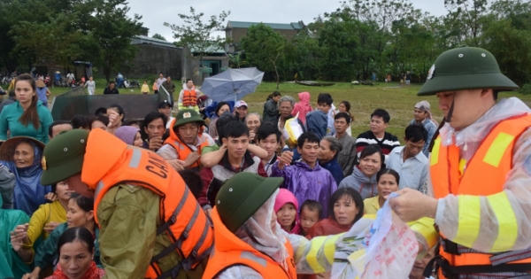 Công an Thừa Thiên Huế trích lương giúp dân vùng lũ