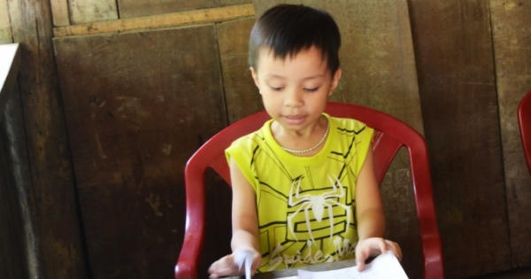 Giữa đại ngàn Trường Sơn, bất ngờ với cậu bé lên 3 tuổi đã biết đọc chữ