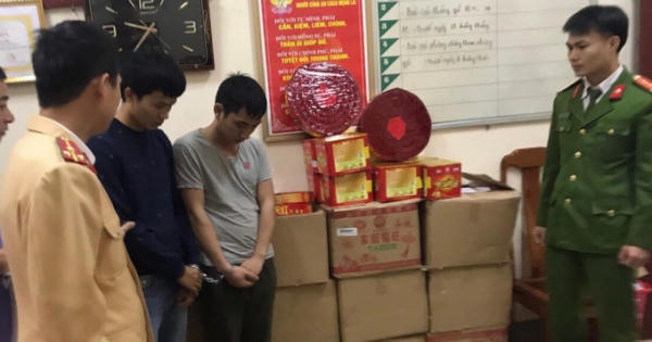 “Khám” xe 7 chỗ, phát hiện gần 250kg pháo nổ