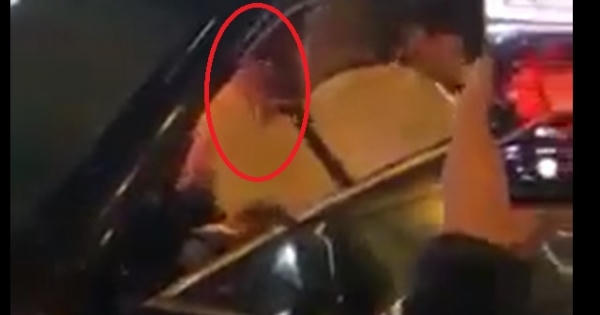 [Clip]: Tài xế xe ô tô biển xanh cố thủ trong xe sau khi gây tai nạn rồi bỏ chạy