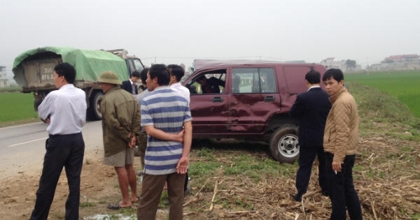 Thanh Hóa: Tránh xe máy, ô tô biển xanh lao thẳng vào cột mốc