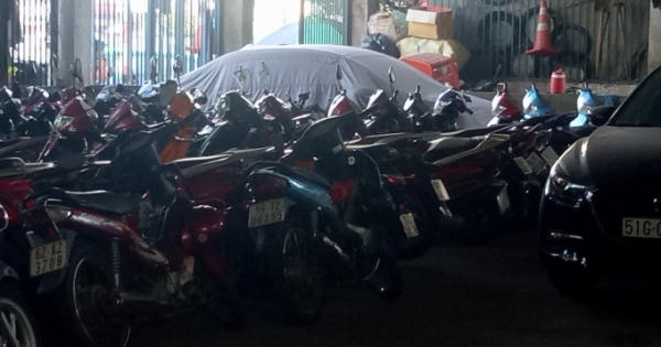 TP HCM: Sau “lệnh cấm”, gầm cầu vẫn bị “xẻ thịt”