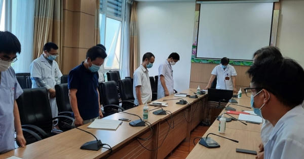 2 vợ chồng bác sĩ không thể về chịu tang mẹ vì chống dịch Covid-19 2 vợ chồng bác sĩ không thể về chịu tang mẹ vì chống dịch Covid-19