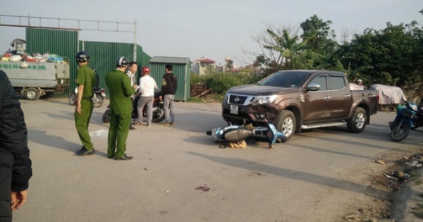 Xe máy đấu đầu xe ô tô, khiến 2 thanh niên nguy kịch