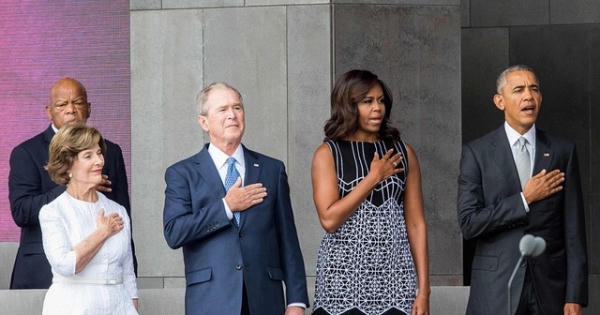 Tổng thống Obama làm ‘phó nháy’ cho cựu Tổng thống Bush Tổng thống Obama làm ‘phó nháy’ cho cựu Tổng thống Bush